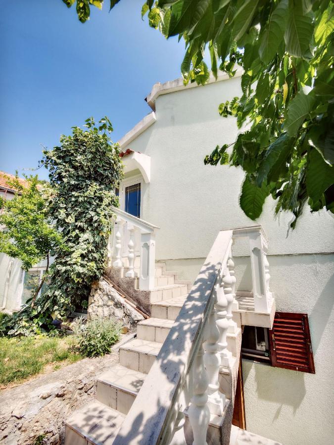 Apartmani Ela Prvic Luka Bagian luar foto