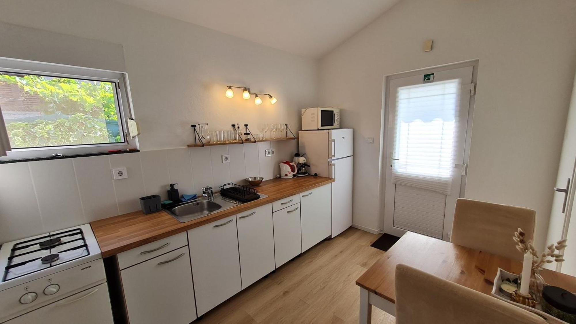 Apartmani Ela Prvic Luka Bagian luar foto