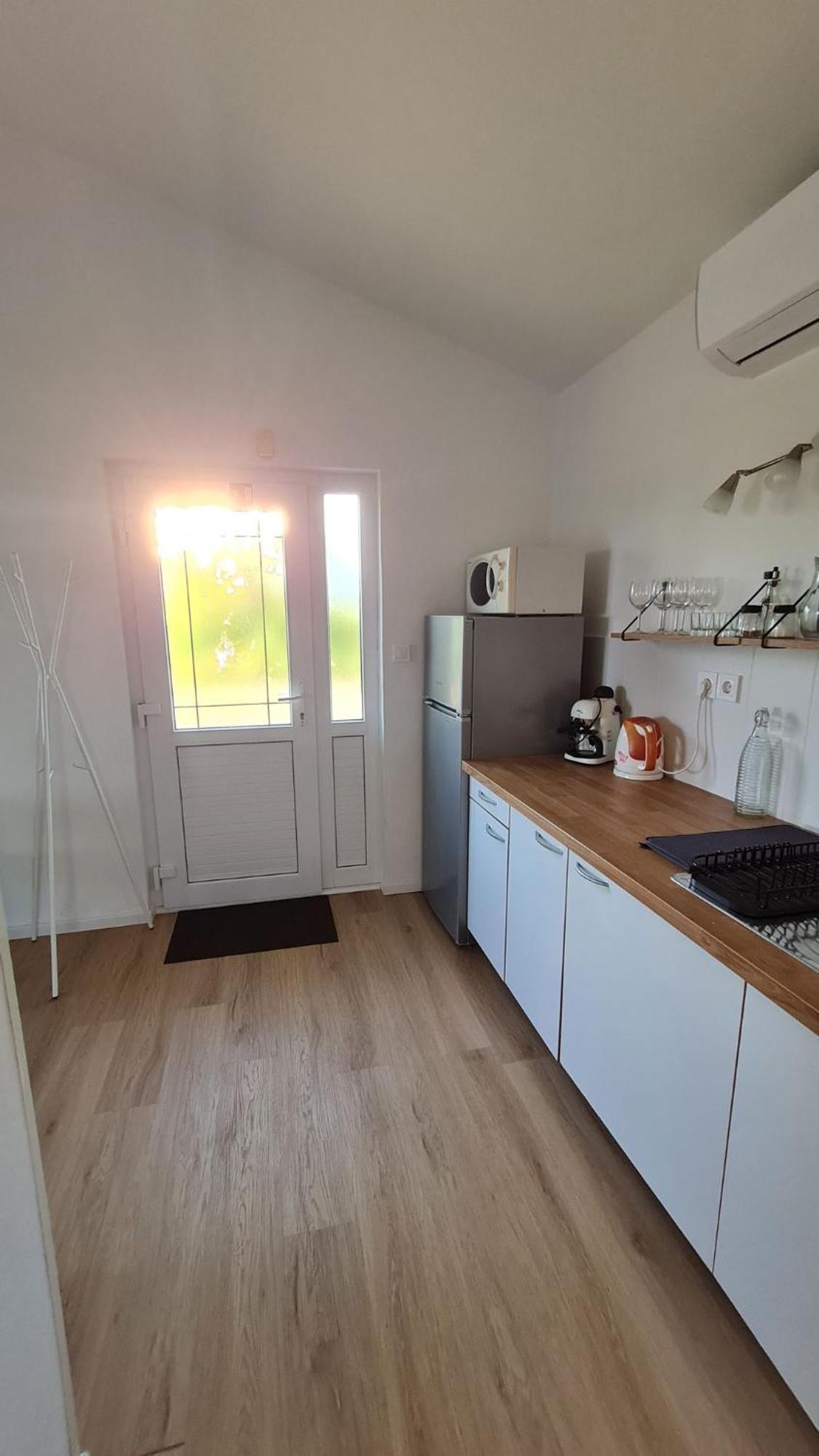 Apartmani Ela Prvic Luka Bagian luar foto