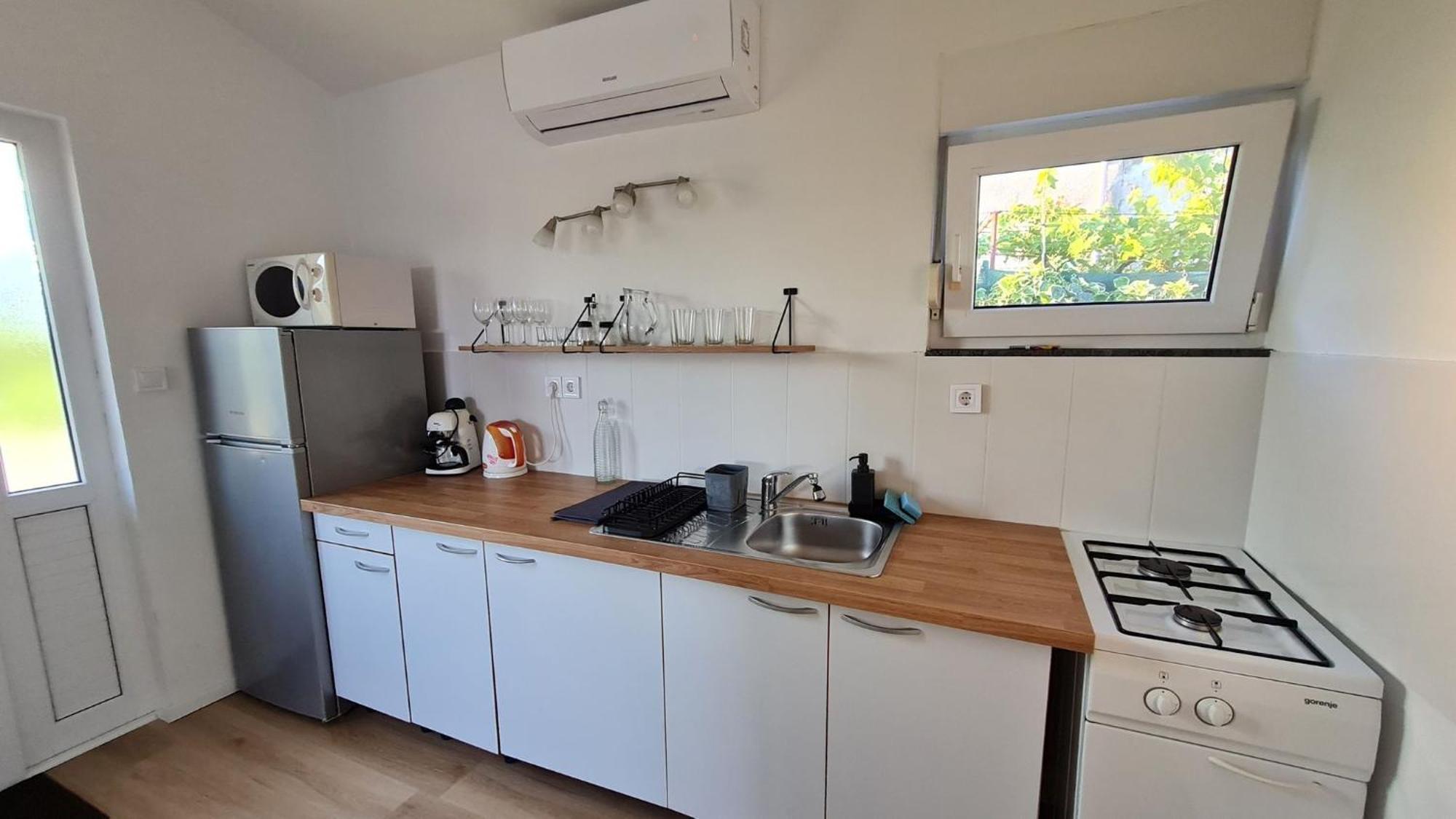 Apartmani Ela Prvic Luka Bagian luar foto