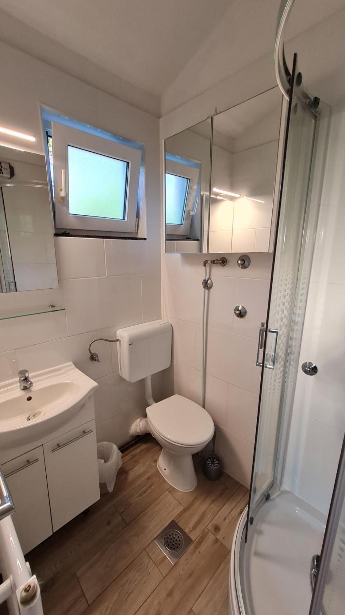 Apartmani Ela Prvic Luka Bagian luar foto