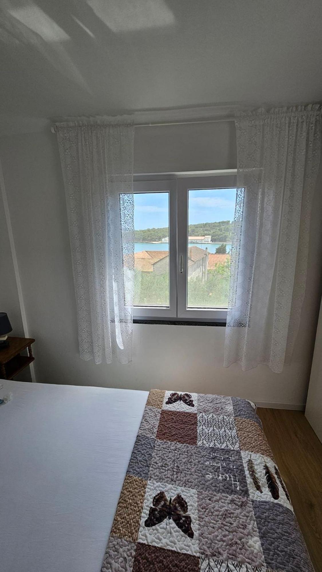 Apartmani Ela Prvic Luka Bagian luar foto